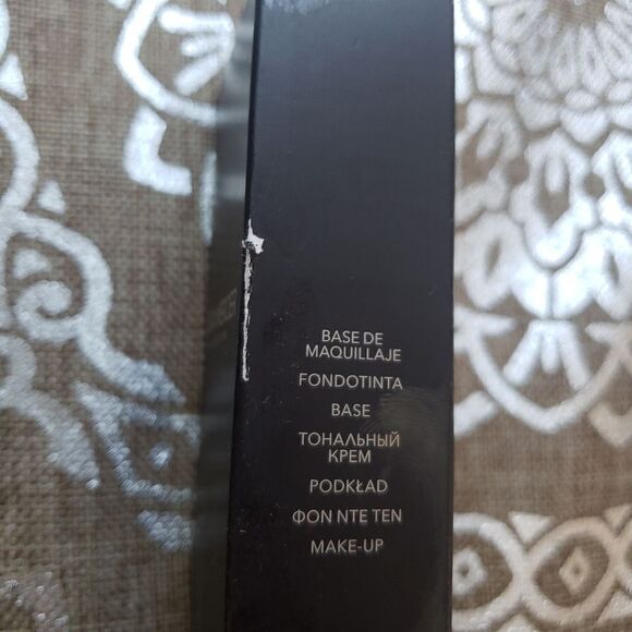 NIB Laura Mercier Foundation- 6N1 Truffle Color - Picture 5 of 10